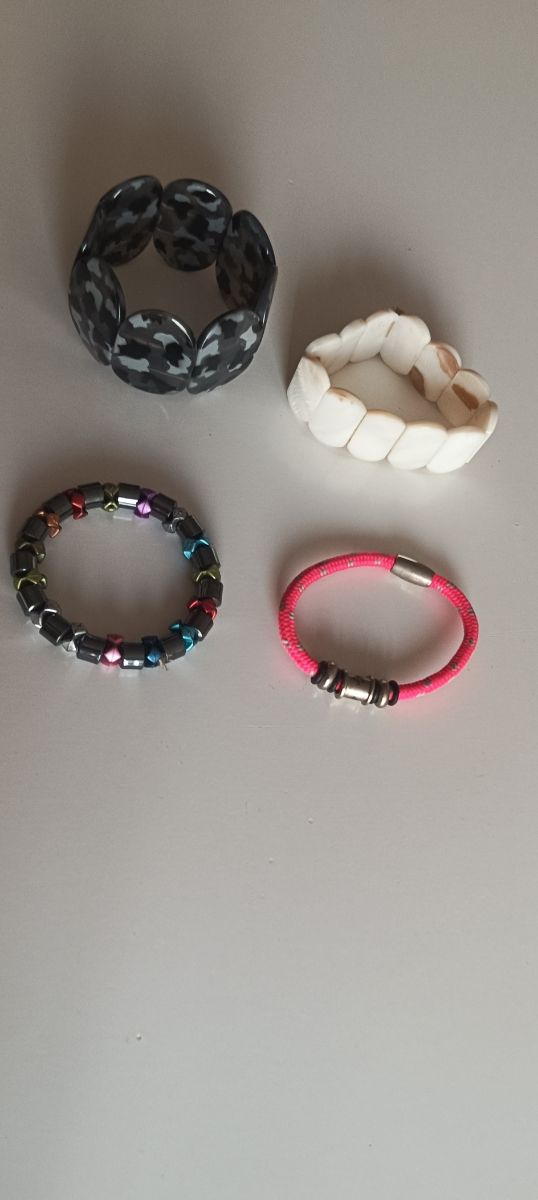 Collares y pulseras bisutería
