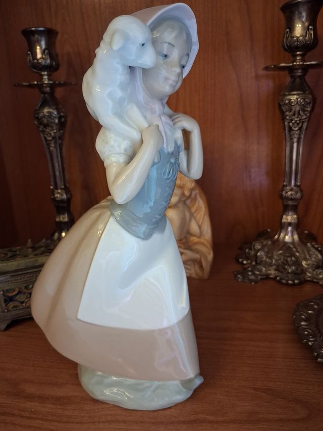 Pastora Nao de Lladró con cordero