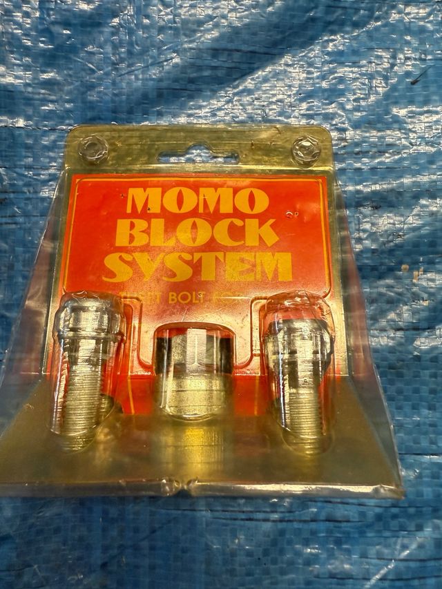 Juego tornillos seguridad Momo