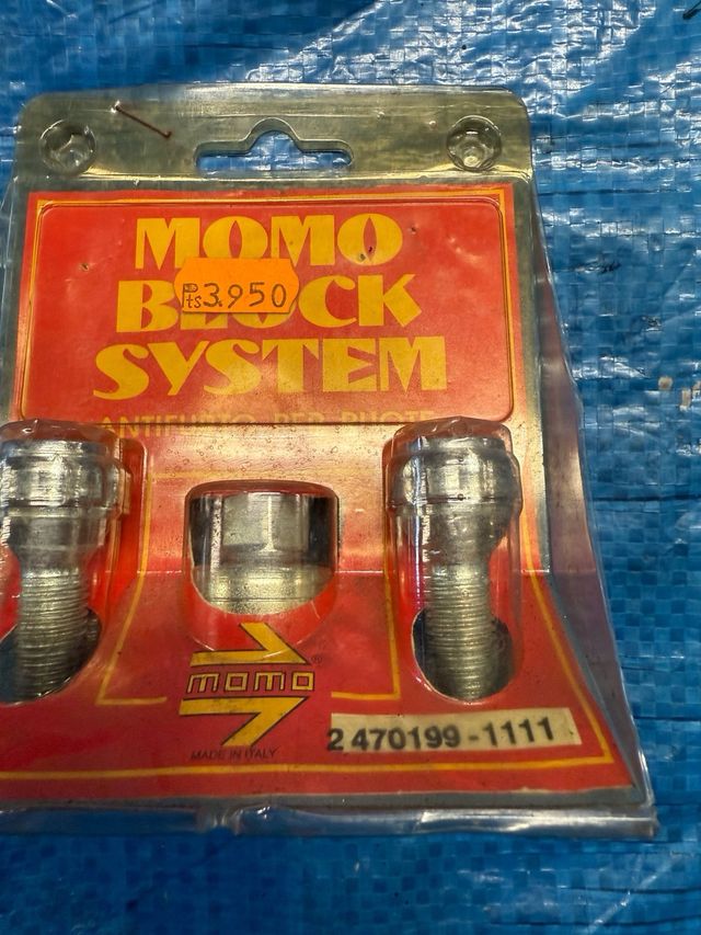 Juego tornillos seguridad Momo