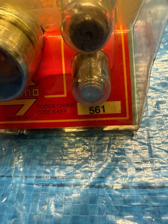 Juego tornillos seguridad Momo