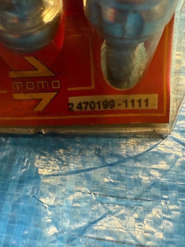 Juego tornillos seguridad Momo