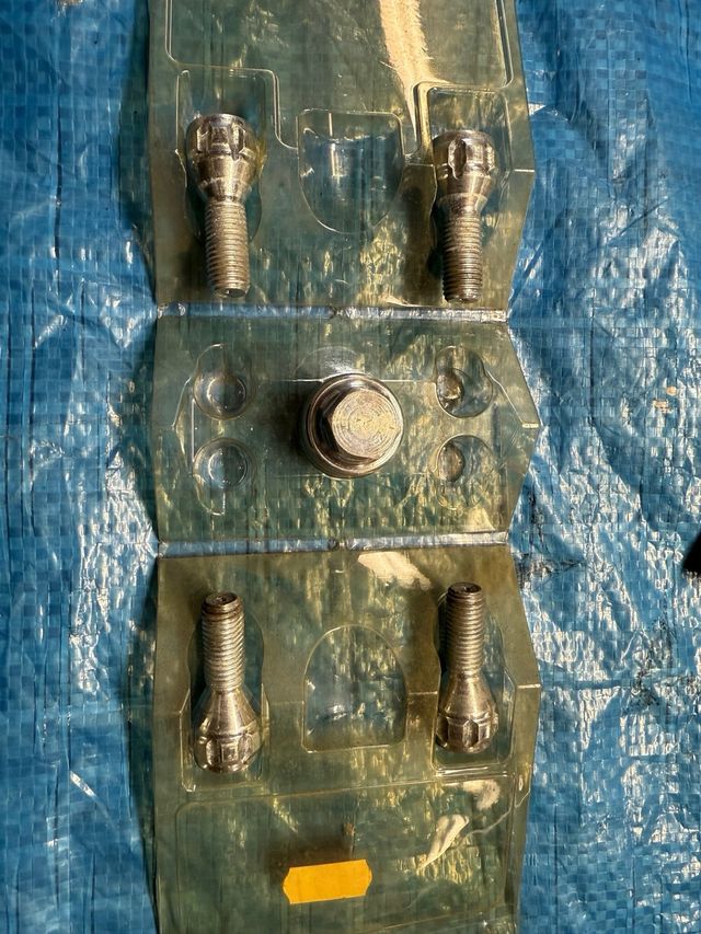 Juego tornillos seguridad Momo