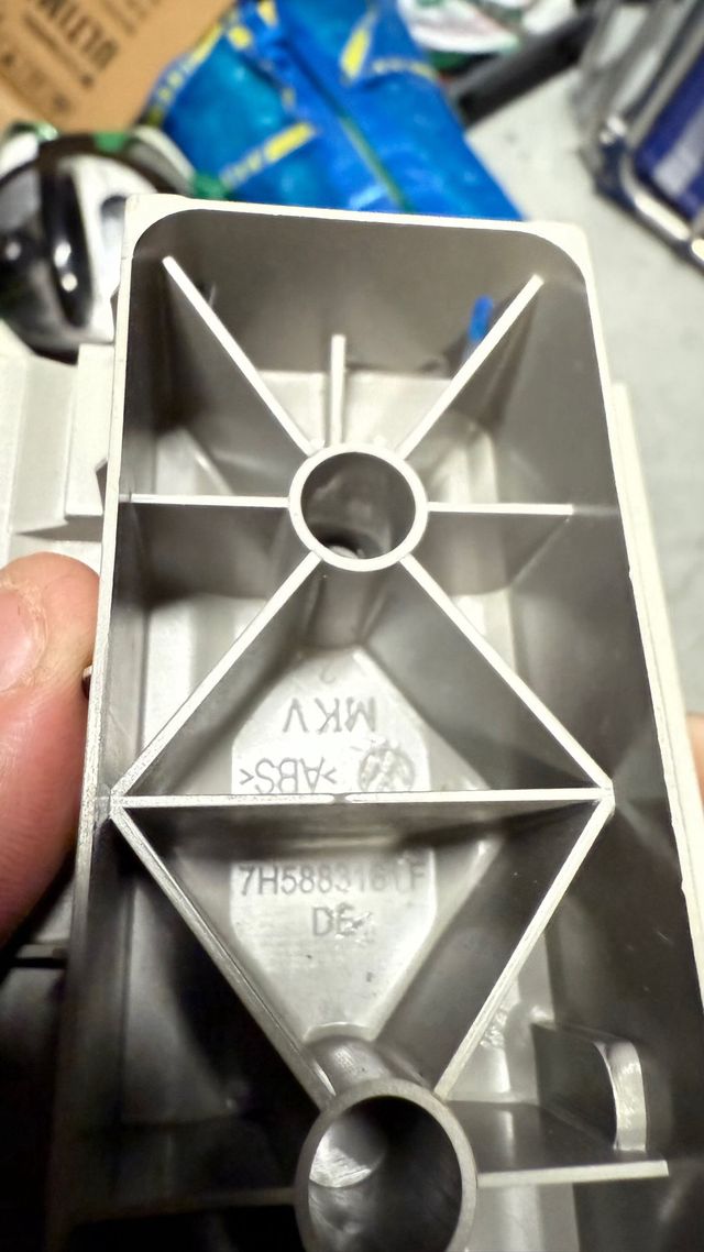 Soporte estructural para carrileraVW plástico OEM.