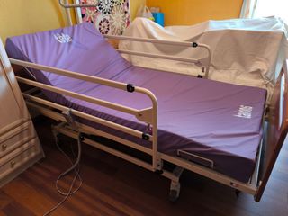 Cama articulada de hospital