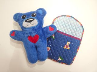 Oso de peluche azul con cama