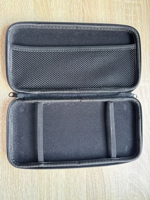 Funda roja Nintendo Switch con limpiador