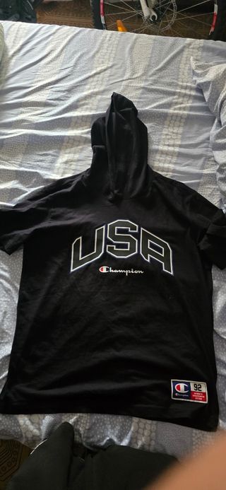Camiseta Champion negra c/capucha