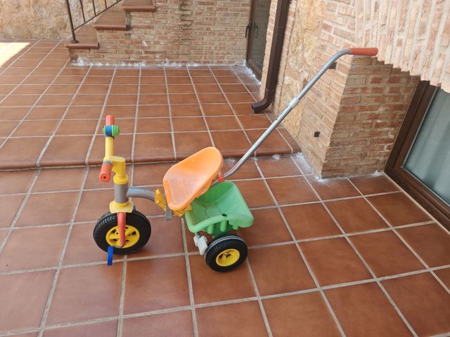 Triciclo infantil con manillar