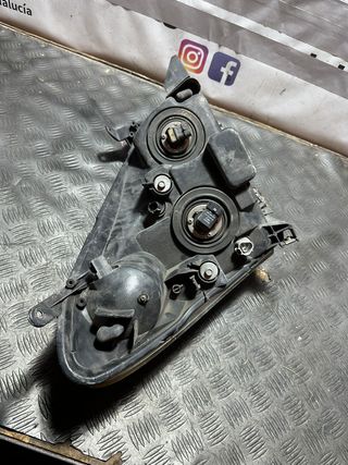 Faro Toyota Corolla Verso 2006