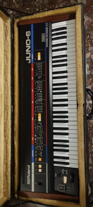 Roland Juno-6 Sintetizador