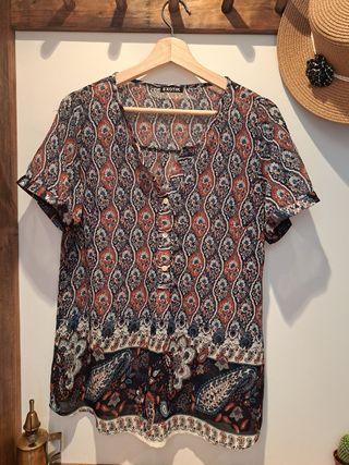 Blusa estampada azul y roja