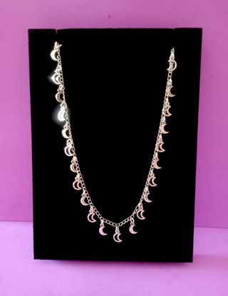 Collar lunitas 
Color plateado 
Bisutería 