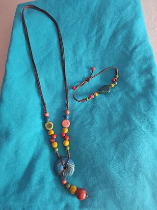 Collar y pulsera multicolor