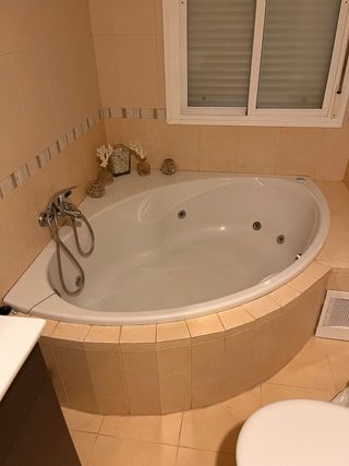 Bañera hidromasaje blanca acrílica.
La marca Roca.
