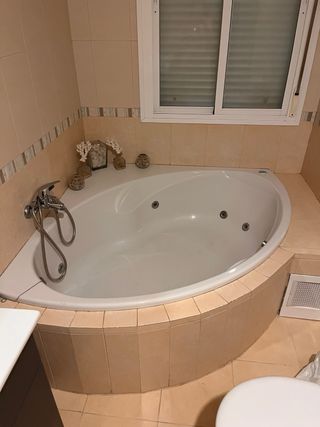 Bañera hidromasaje blanca acrílica.
La marca Roca.