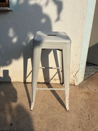Taburetes metálicos blanco y negro