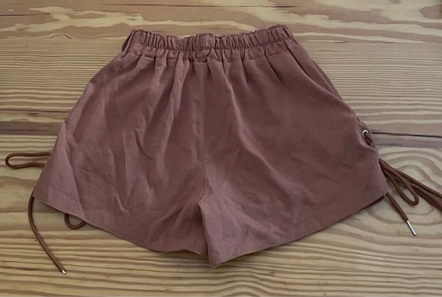 Shorts marrones con tiras