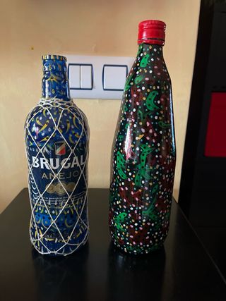 botellas pintadas a mano vacias
