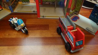 Casa de bombero y policía de madera.