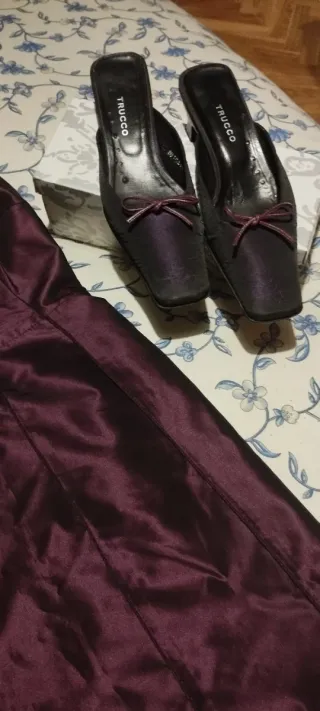 Vestido fiesta morado oscuro de seda salvaje .