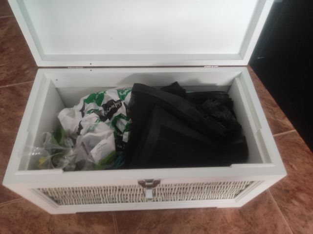 Baúl blanco mimbre y madera