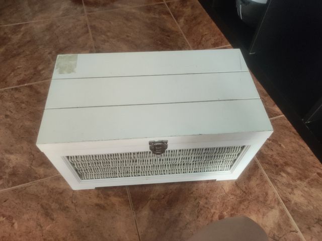 Baúl blanco mimbre y madera