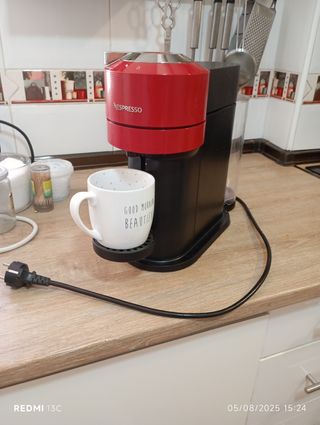 Cafetera Nespresso roja y negra