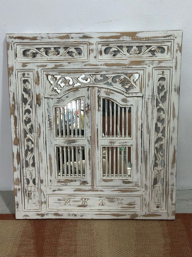 Espejo blanco de madera tallada