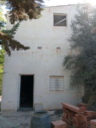Cortijo con huertos, agua y olivos