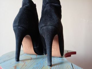 Botines de tacón de ante negro de Bimba y Lola T38