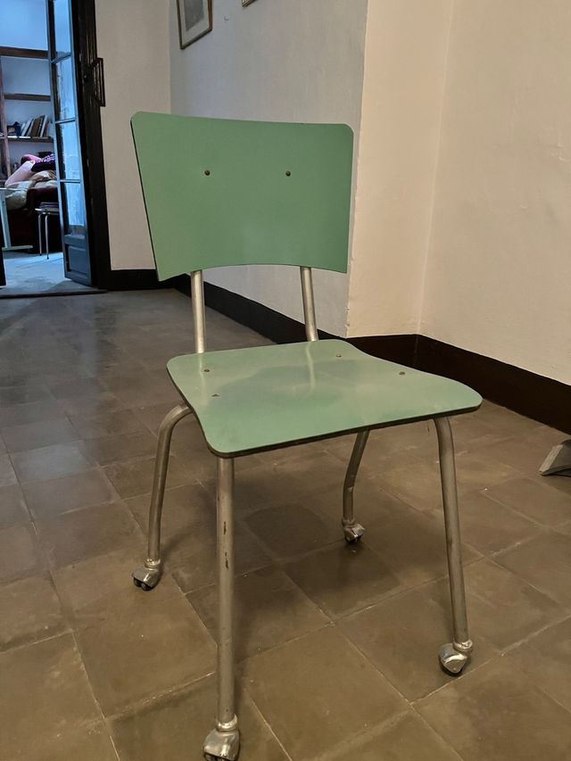 Silla escolar clásica vintage