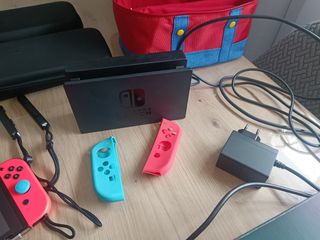 Nintendo Switch + Joy-Con + accesorios