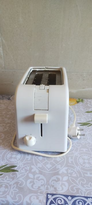 Lámpara madera tallada 5€ Tostadora 4€ Aspirador