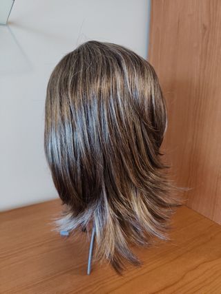 Peluca marrón con reflejos, oncológica.