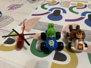 Automobiline e elicottero giocattolo