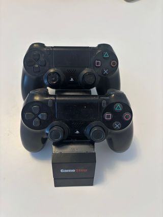 PS4 (PlayStation 4) + 3 mandos+cargador+ 20 juegos