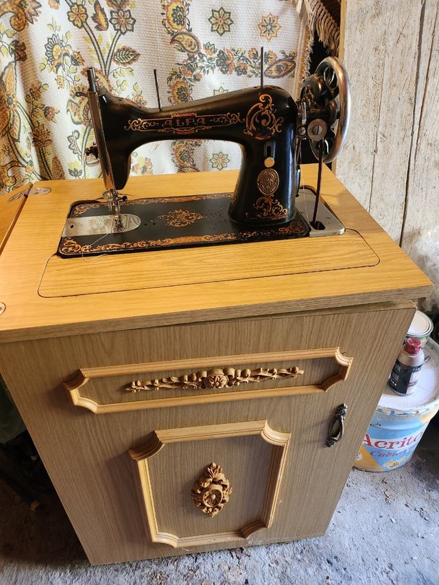 Máquina de coser Alfa antigua.