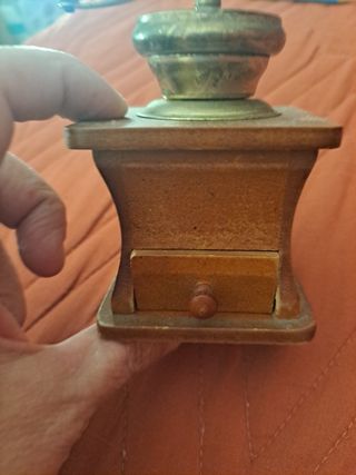 Molinillo café antiguo pequeño