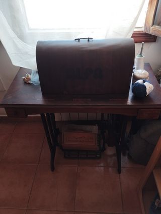 Máquina coser antigua de madera