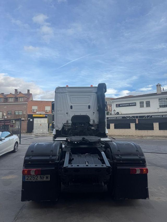 MERCEDES BENZ ACTROS 1848 CON EQUIPO BASCULANTE