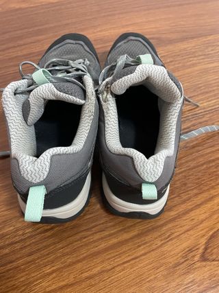 Zapatillas de montaña y trekking grises. talla 36