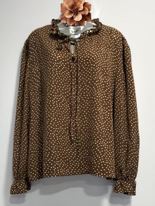 Blusa marrón lunares blancos