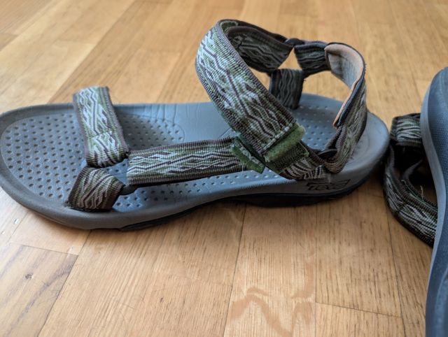 Sandalias Teva grises y verde oliva