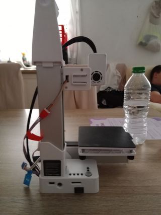 Mini impresora 3D blanca