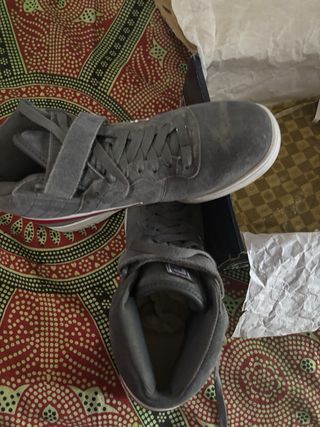 Zapatillas Fila Gris - Botas altas
Sin Plantillas