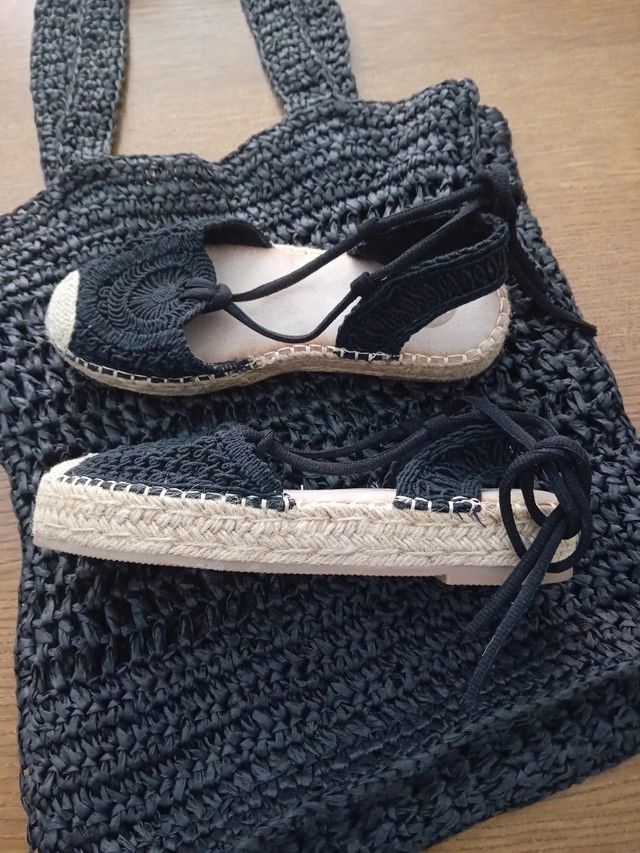 Sandalias negras de esparto.