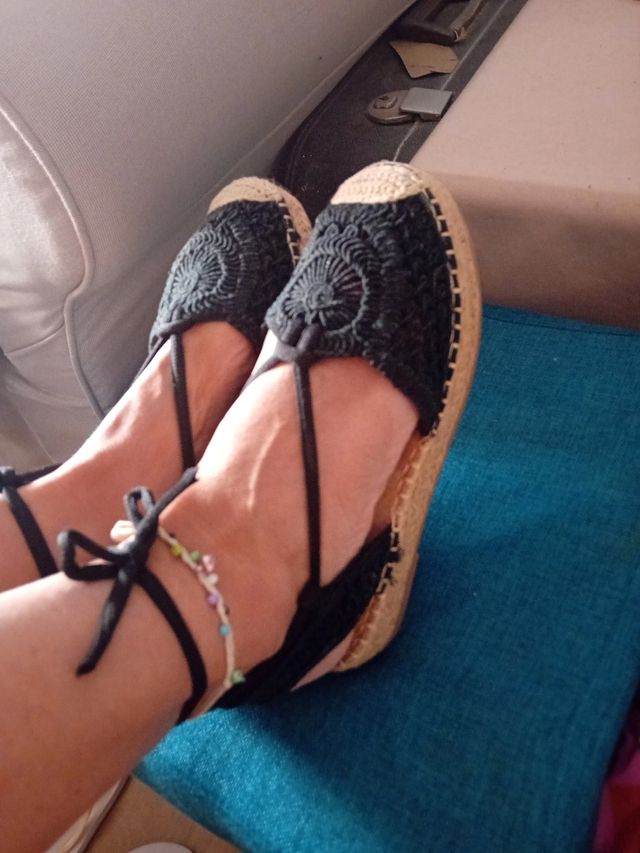Sandalias negras de esparto.