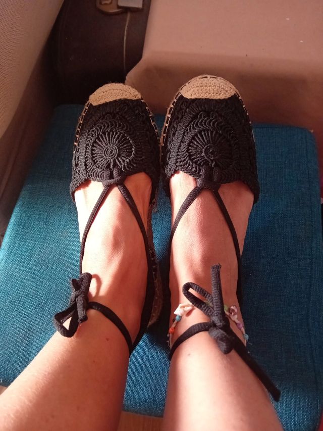 Sandalias negras de esparto.