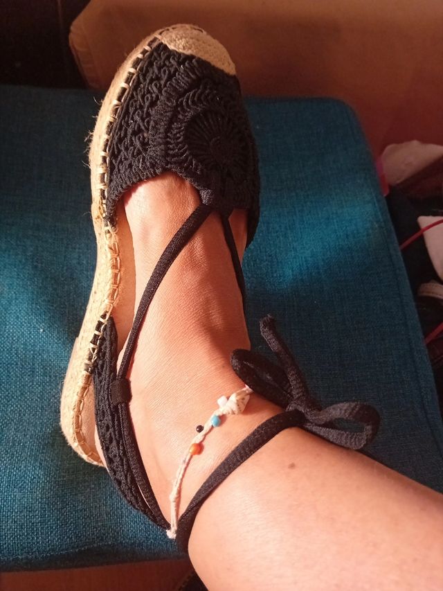 Sandalias negras de esparto.